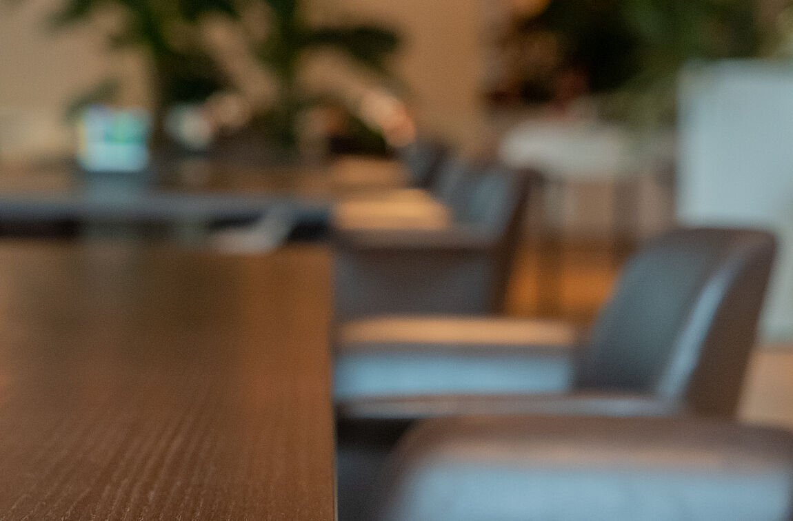Das Eckdetail einer Massivholz-Tischplatte in einem Hotel.
