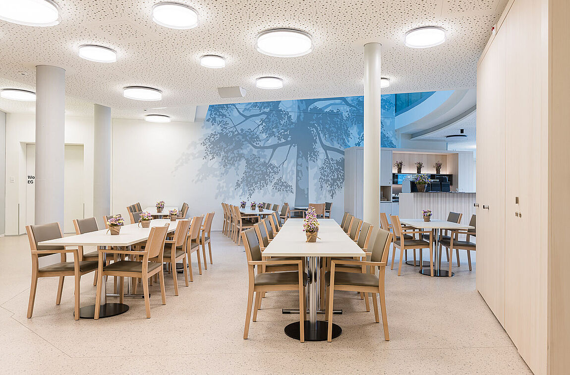 Der möblierte Speisesaal mit ZEMP Tischen und Stühlen im Betagtenzentrum Lindenrain.