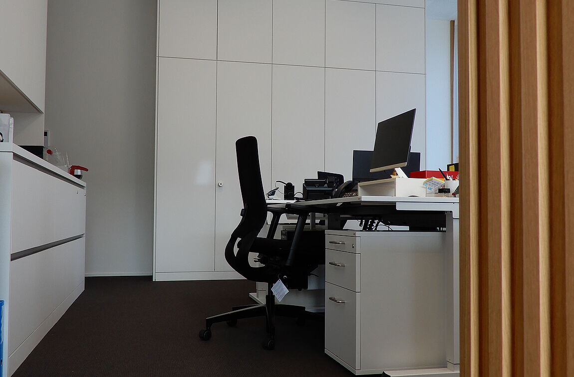 Ein OPTIMO Arbeitsplatz mit Klöber Bürodrehstuhl im Pfarreizentrum Ennetbürgen.