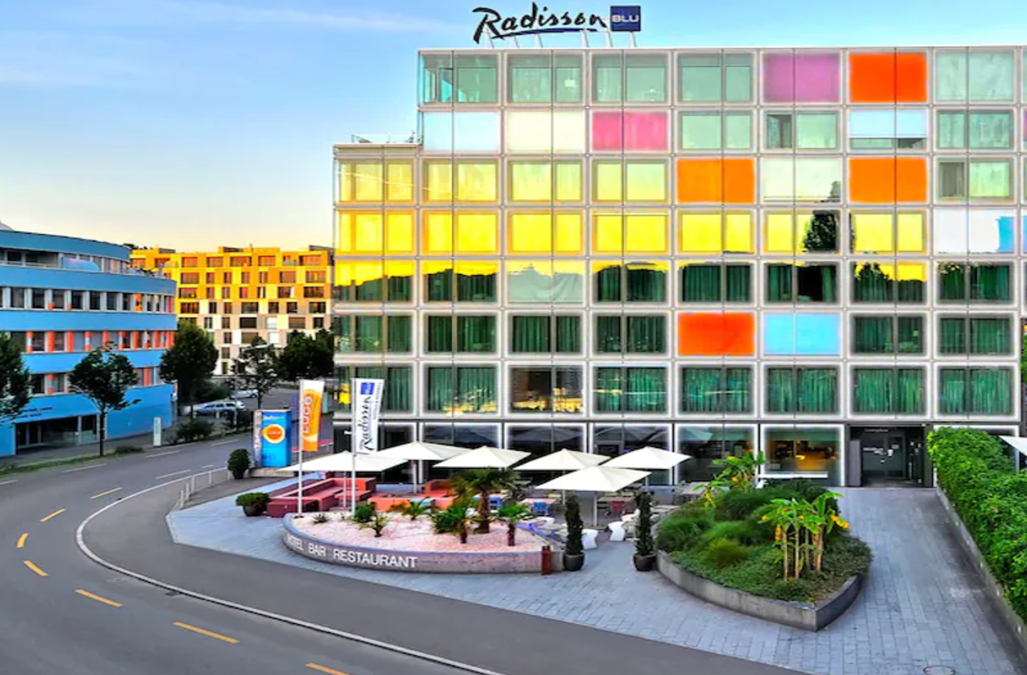 Das Radisson BLU Hotel in Luzern mit Terasse.