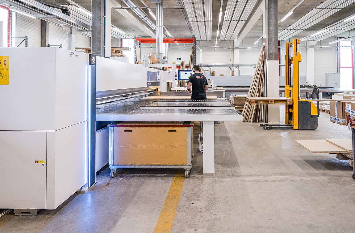 Ein Mitarbeiter der Zemp AG bei der Arbeit an Halbfabrikaten im modernen Maschinenpark in Winikon.