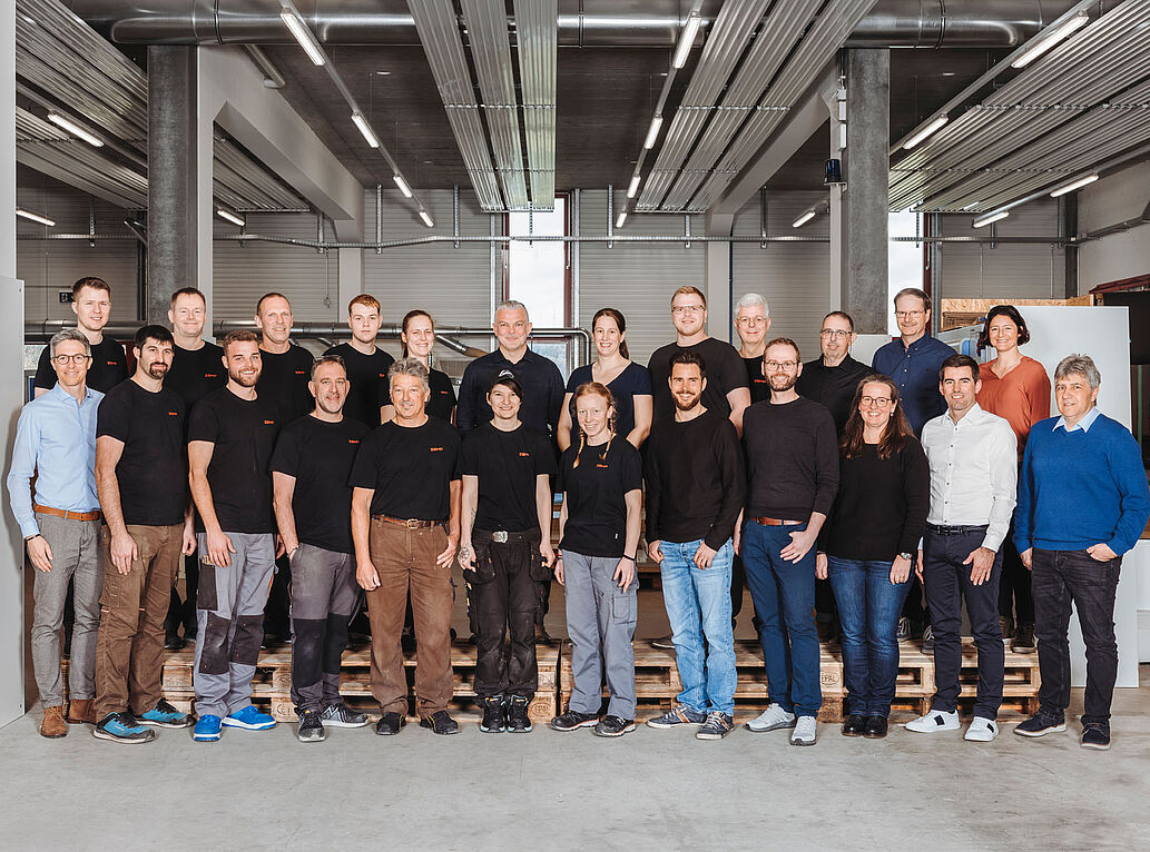 Das Mitarbeiterfoto des gesamten Teams der Zemp AG aus 2023.