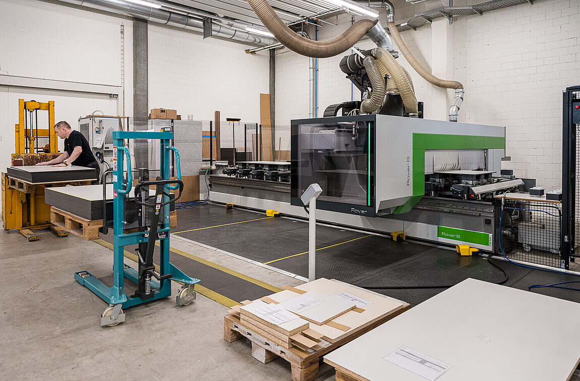 Eine moderne CNC-Maschine in der Produktionshalle der Zemp AG in Winikon.