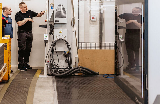 Ein Mitarbeiter der Zemp AG präsentiert eine CNC-Maschine am Tag der offenen Tür.