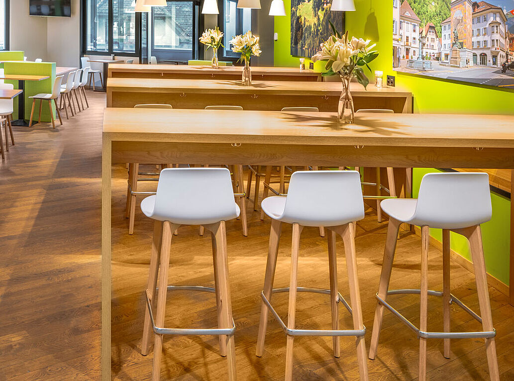Diverse WANGEN Hochtische und Säulentische aus Eiche im Coop Restaurant Altdorf.