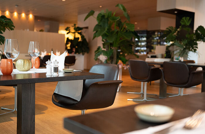 Ein gedeckter Massivholz-Tisch im Radisson BLU Hotel Luzern.