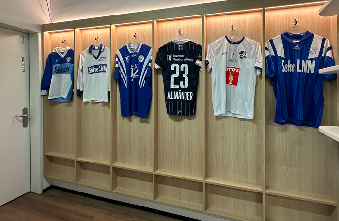 Aufgehängte Fc Luzern Trikots in der Garderobe des Club-Lokals Allmänder-Stube.