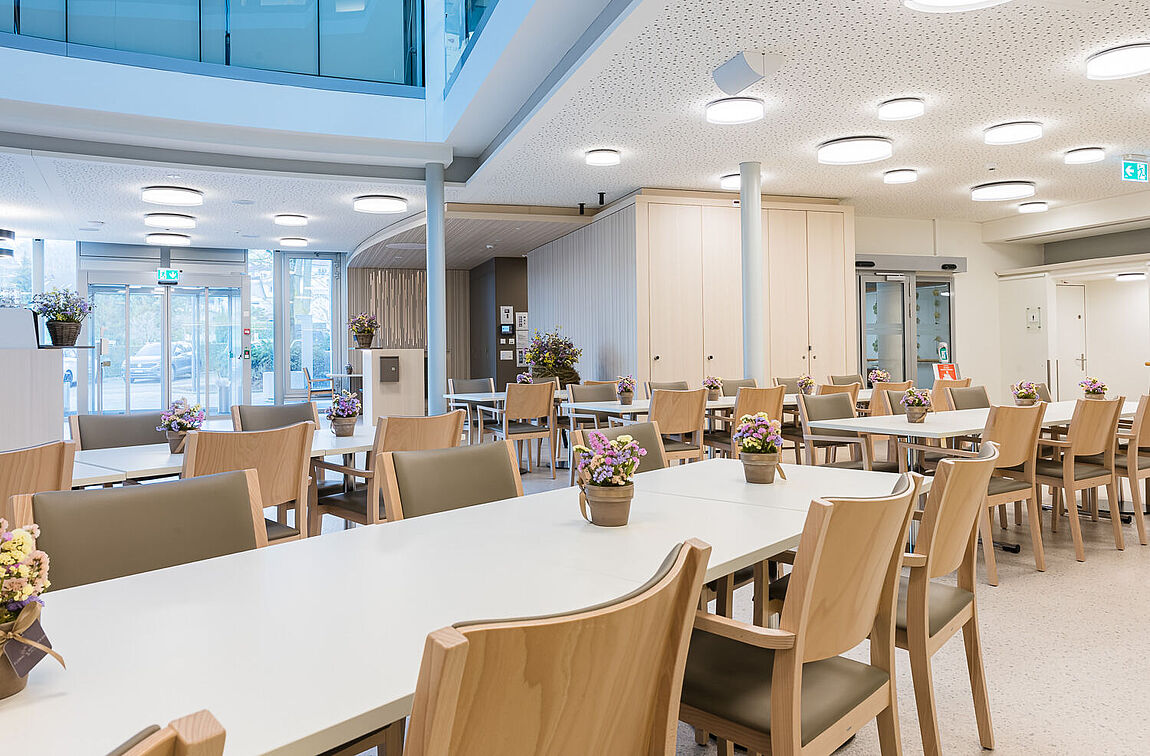 Der Speisesaal mit Cafeteria im Betagtenzentrum Lindenrain, möbliert mit Tischen und Stühlen von ZEMP.