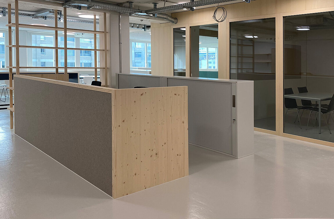 Zwei weisse OPTIMO Rollladenschränke im Gebäude der IG Arbeit Luzern.