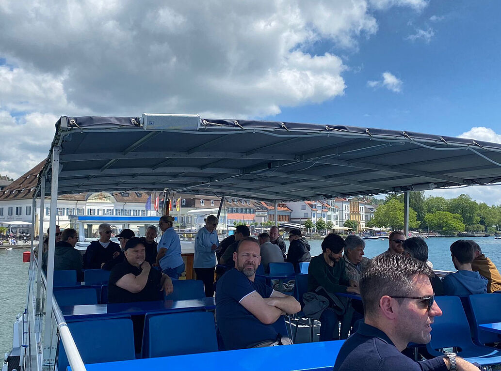 Mitarbeiter der Zemp AG auf dem Deck eines Schiffes während der Fahrt auf dem Bodensee.