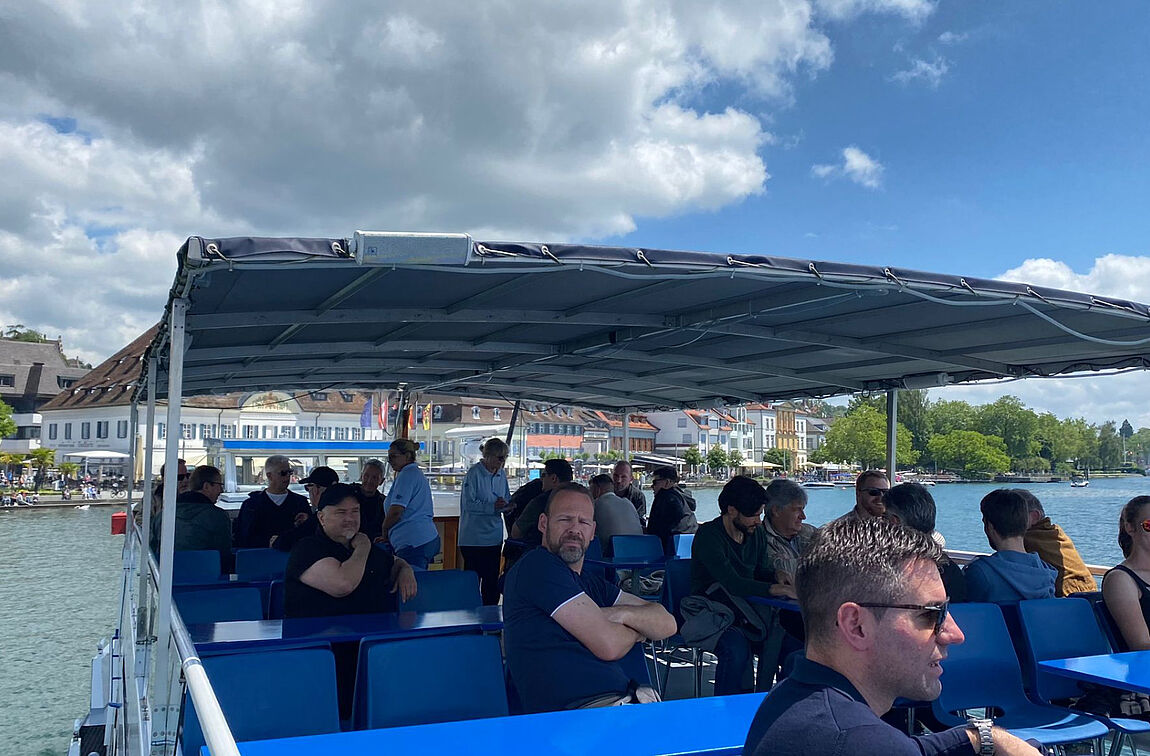 Mitarbeiter der Zemp AG auf dem Deck eines Schiffes während der Fahrt auf dem Bodensee.