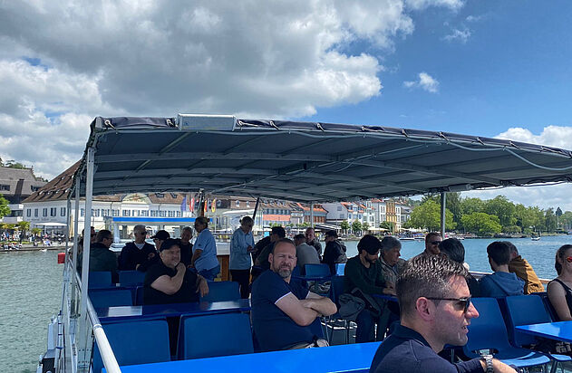 Mitarbeiter der Zemp AG auf dem Deck eines Schiffes während der Fahrt auf dem Bodensee.