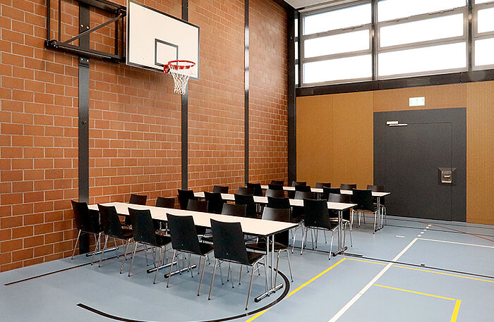 TUBUS TK 22 Klapptische mit Atlanta Mehrzweckstühlen in der Mehrzweckhalle Obergösgen.