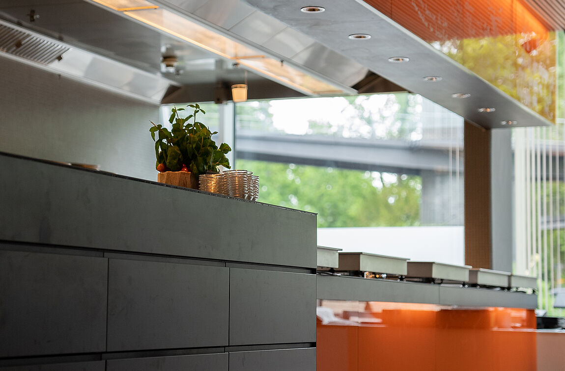 Neu verkleidete Gastro-Theke von ZEMP im Radisson BLU in Luzern.
