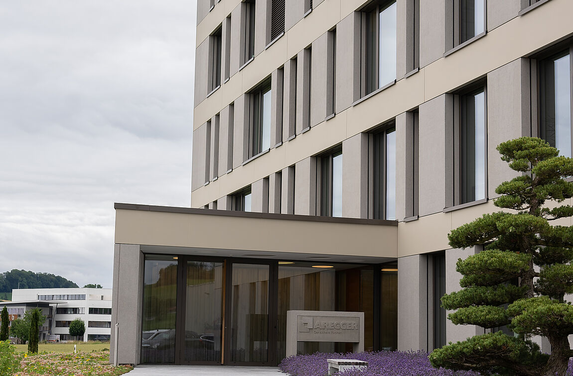 Der Firmeneingang ins graue Bürogebäude der Aregger AG in Buttisholz.