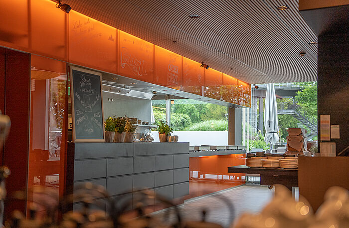 Die Gastro-Theke des Radisson BLU Hotels mit Schubladendoppel aus Echtholzfurnier.