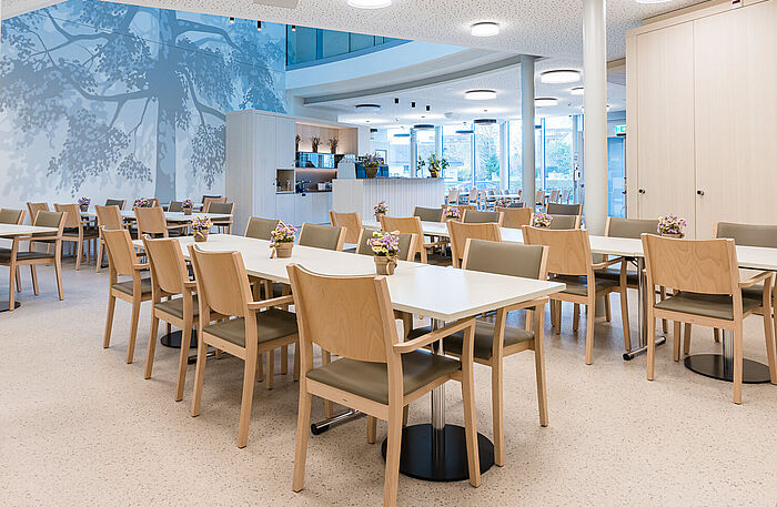 Die möblierte Cafeteria mit Tischen und Stühlen der ZEMP AG im Betagtenzentrum Lindenrain.