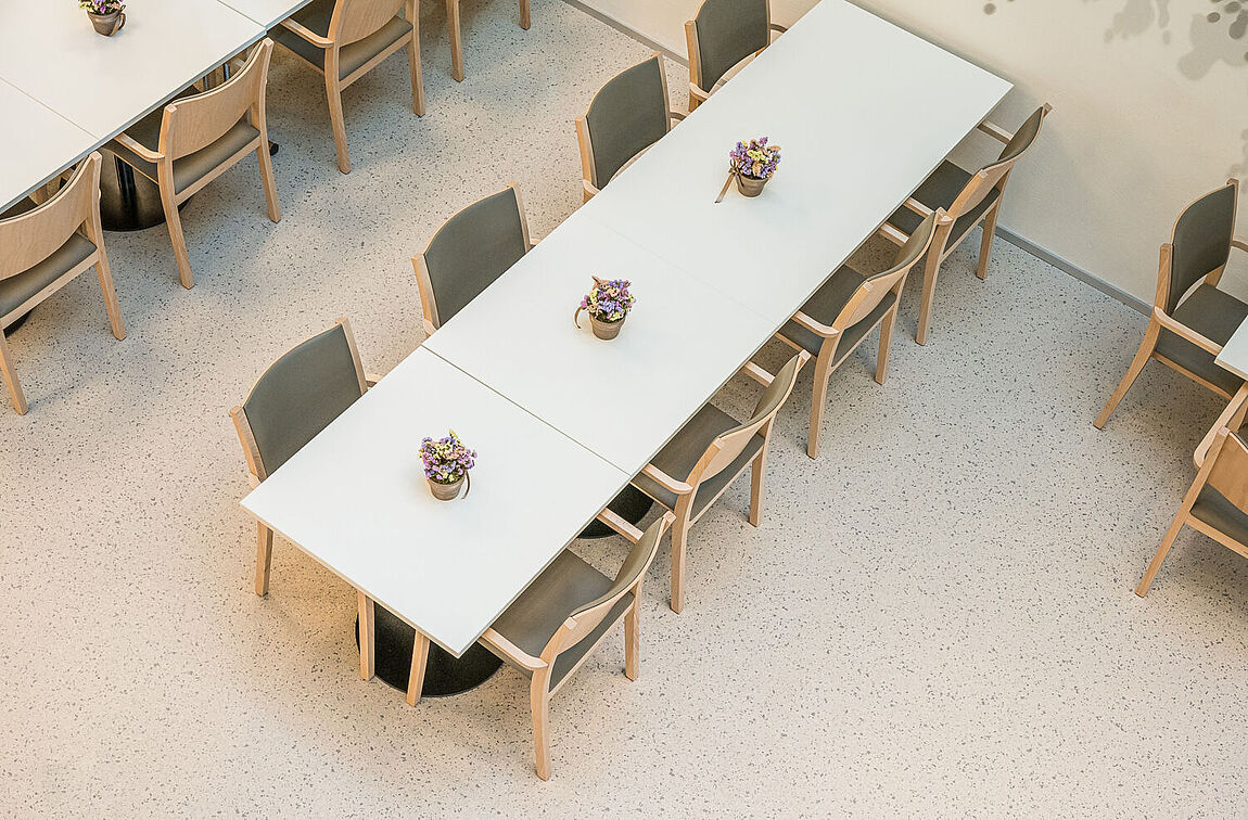 Sitz- und Tischlösungen von ZEMP im Speisesaal des Betagtenzentrum Lindenrain.