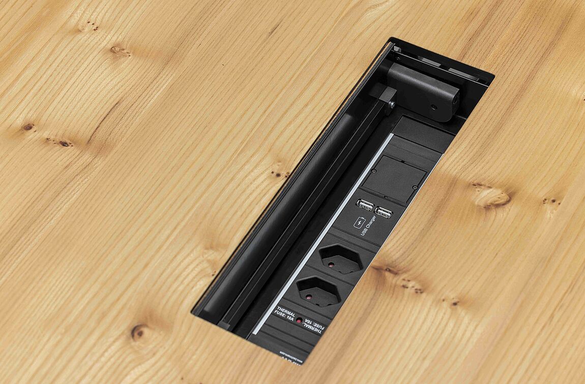 Ein Elektro-Modul mit offener Schwenkklappe verbaut in einem YPSILON Tisch.