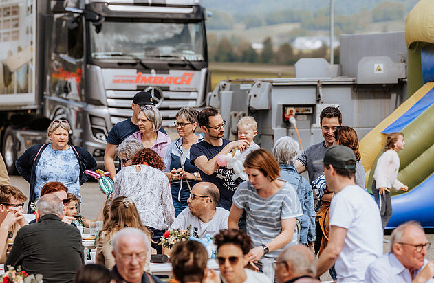 Personen geniessen den schönen Tag am Tag der offenen Tür bei der Zemp AG.