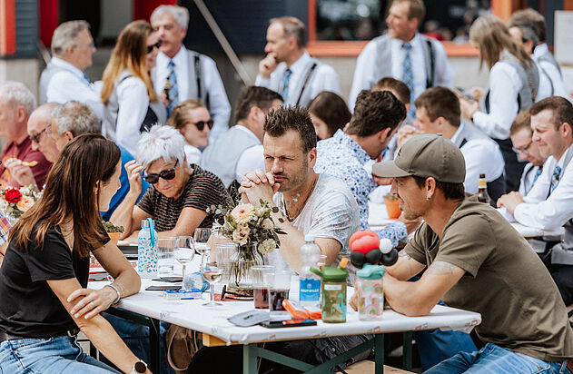 Personen am diskutieren draussen am Tag der offenen Tür bei der Zemp AG.