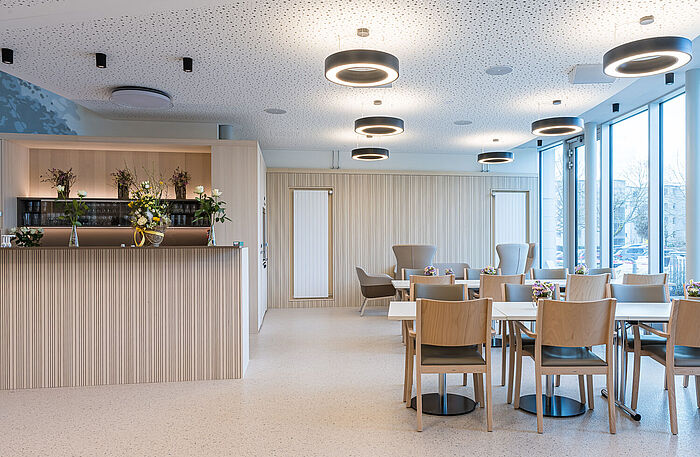 Die Bar der Cafeteria im Betagtenzentrum Lindenrain mit Stühlen und Tischen von ZEMP.