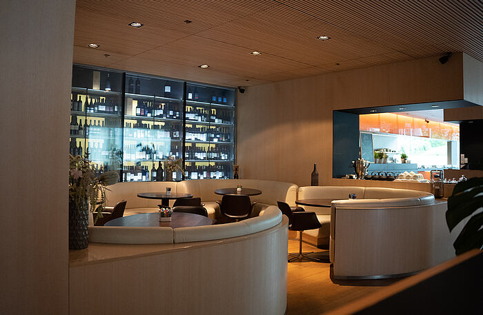 Der Barbereich des Radison BLU Hotels Luzern mit mehreren Massivholz Tischplatten von ZEMP.