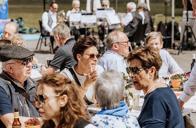 Personen am Mittagessen am Tag der offenen Tür bei der Zemp AG.