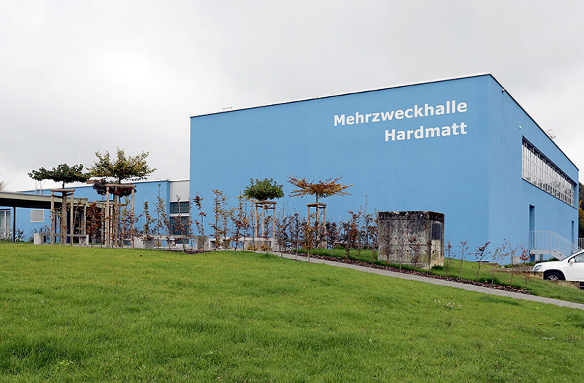 Die blaue Mehrzweckhalle Hardmatt in Obergösgen.