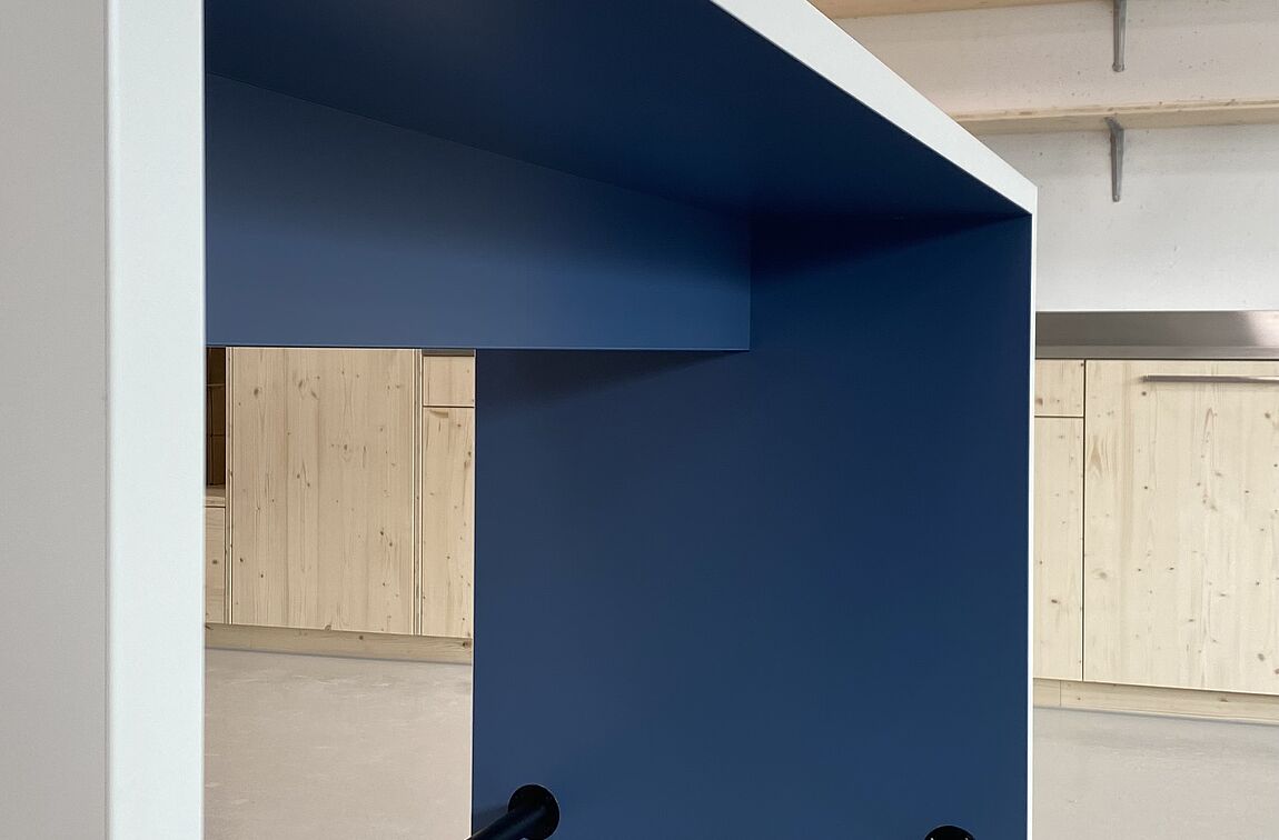 Das Fussgestell in schwarz eines WANGEN Hochtisches bei der IG Arbeit in Luzern.