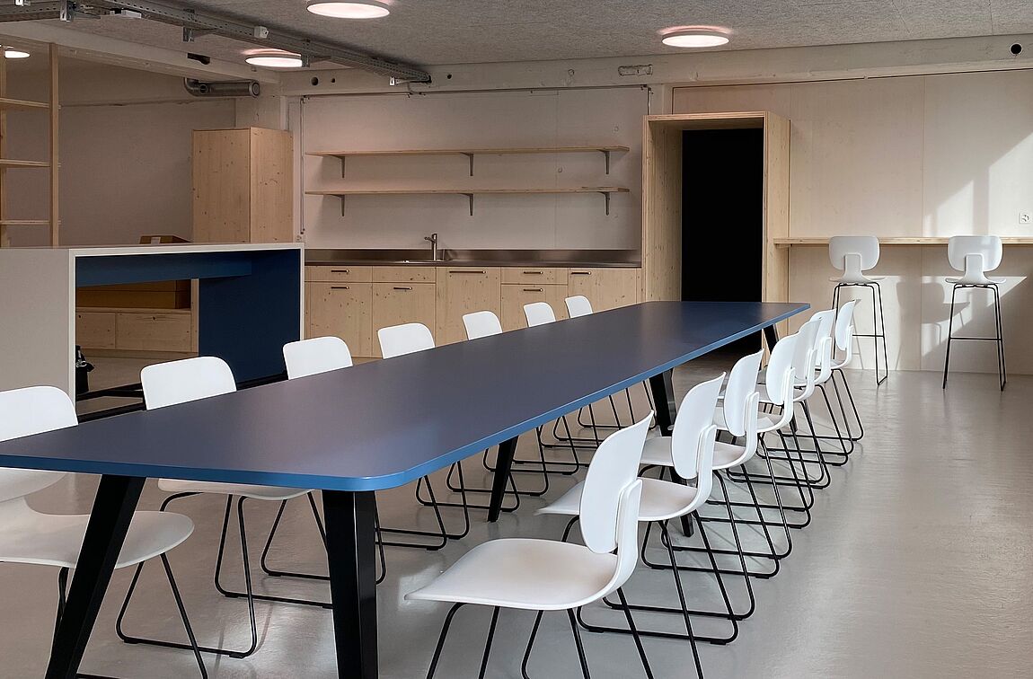 Ein SPIDER Meetingtisch und WANGEN Hochtisch im Mittagsraum der IG Arbeit.