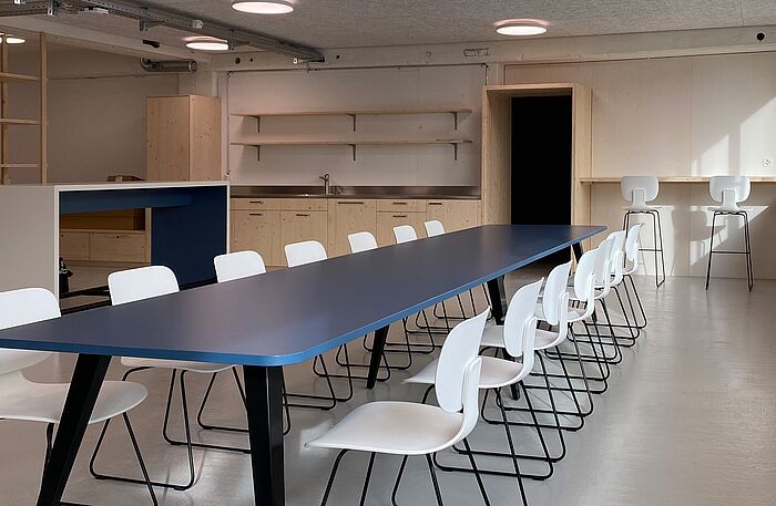 Ein SPIDER Meetingtisch und WANGEN Hochtisch im Mittagsraum der IG Arbeit.