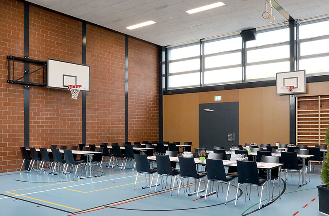 Divere ZEMP Tische und Stühle in der Mehrzweckhalle der Gemeinde Obegösgen.